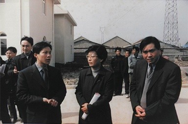 2001年2月20日，时任国家环保局副局长汪纪戎一行视察公司