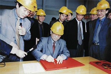 2002年4月3日，时任浙江省省长柴松岳视察888集团工业园
