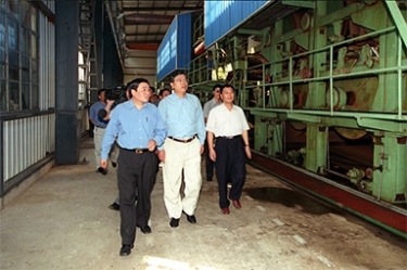 2000年9月19日，时任浙江省委书记张德江一行视察公司